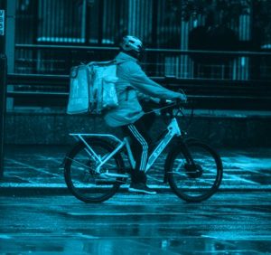 Rider repartiendo comida en bicicleta