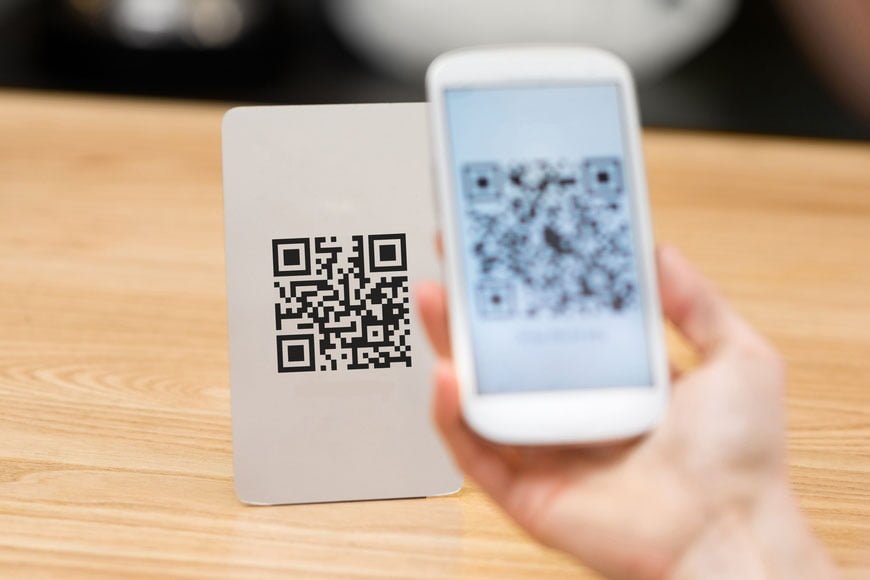 escaneando código qr con un móvil