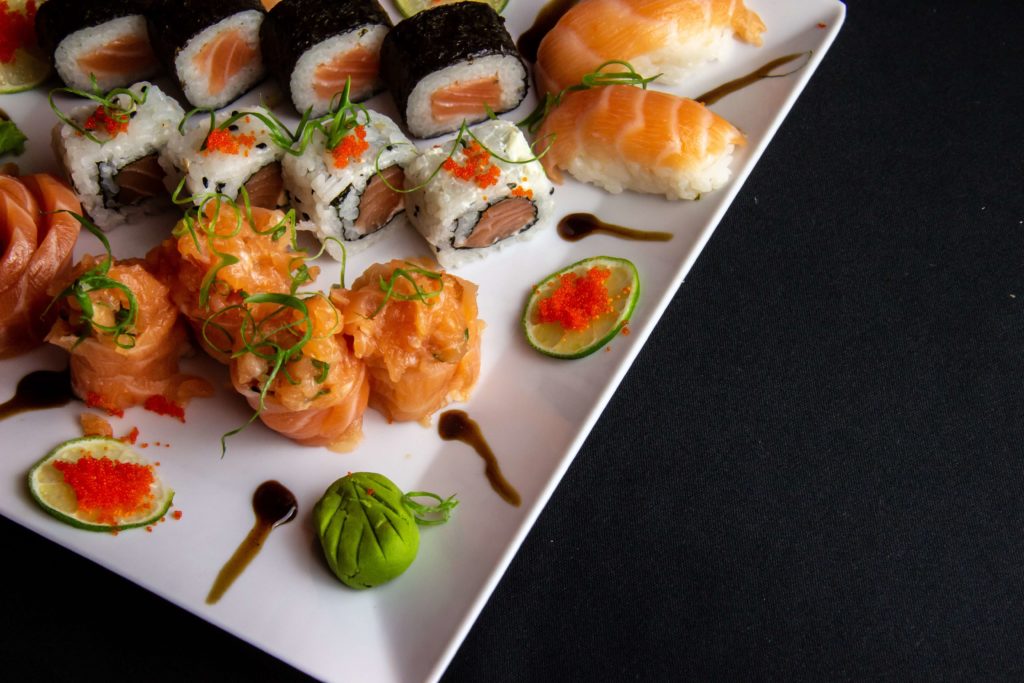 Plato de sushi en restaurante japones